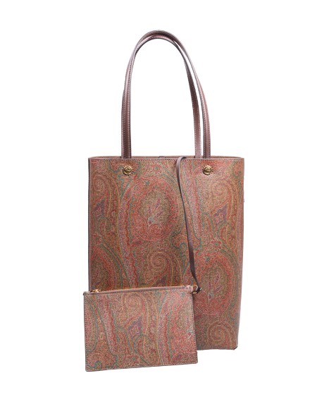 Shop ETRO  Shopping: Etro shopping bag paisley con pochette.
Paisley jacquard con dettagli in pelle. 
Pochette interna rimovibile.
Accessori metallici con finitura dorata.
Dimensioni: 38 x 29,5 x 12 cm
Composizione: Tessuto di cotone Paisley jacquard spalmato con grana opaca e doppiato in tela; Spalmatura: 100% in PVC.
Made in Italy.. 0012 AA012-M0019